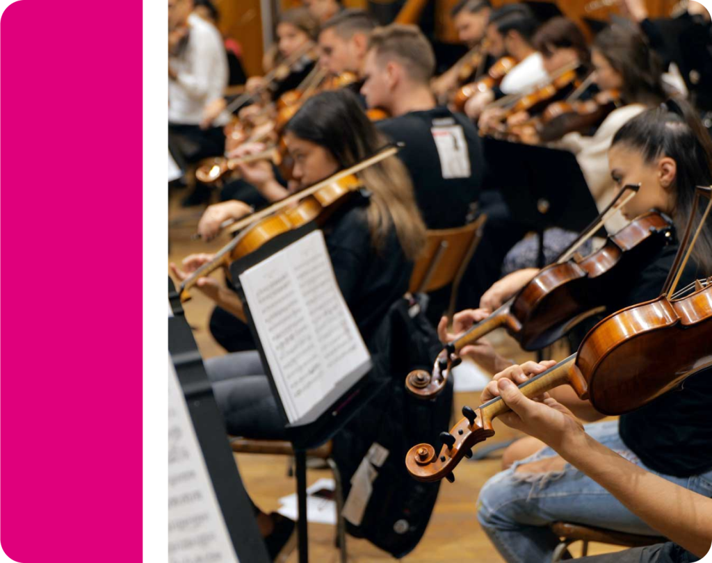 Musical Jobs cadru orchestra studenti cantand la vioara