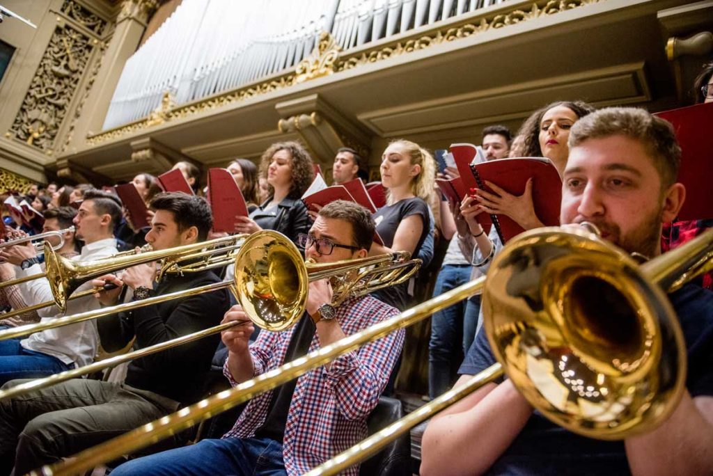 Grup studenti cantand la trmbon si cor